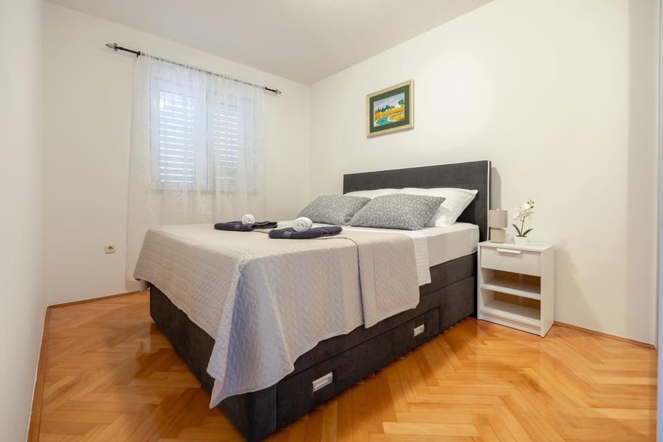 Bed, towels