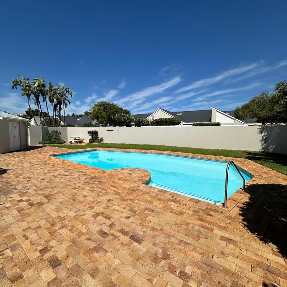 Pool view, Swimming pool, sunbed