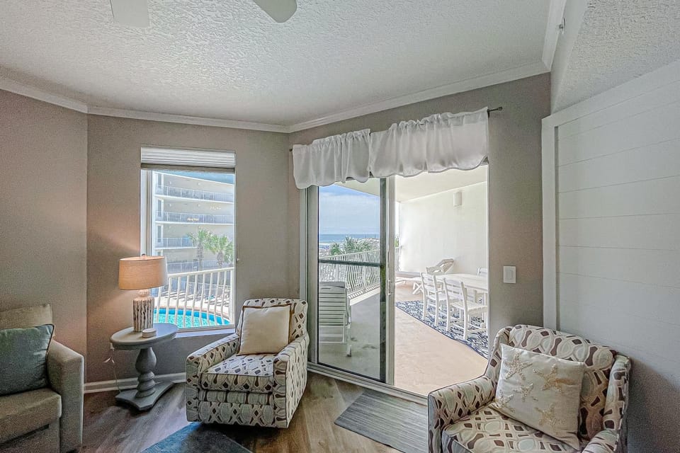 Beautifully decorated oceanfront condo with resort pool & huge walk-in showers House in South Walton County