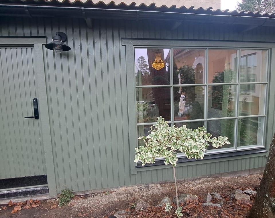 Cute gardenhouse close to Stockholm City Apartment in Solna