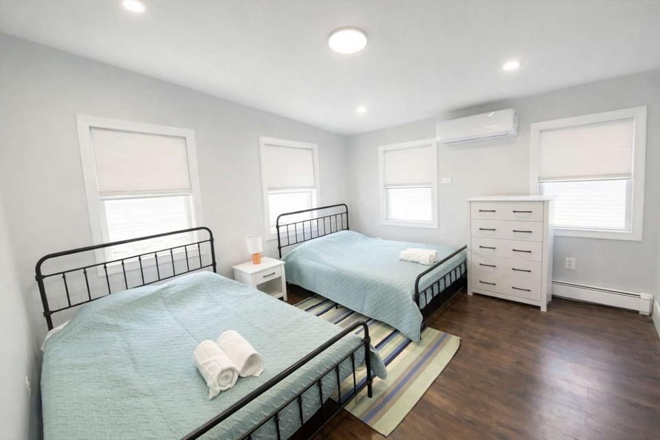 Spacious Beach House for 12 - 10-Min Walk to Beach - Family-Friendly Coastal Retreat House in Monmouth Beach