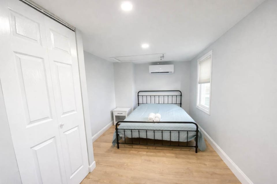 Spacious Beach House for 12 - 10-Min Walk to Beach - Family-Friendly Coastal Retreat House in Monmouth Beach