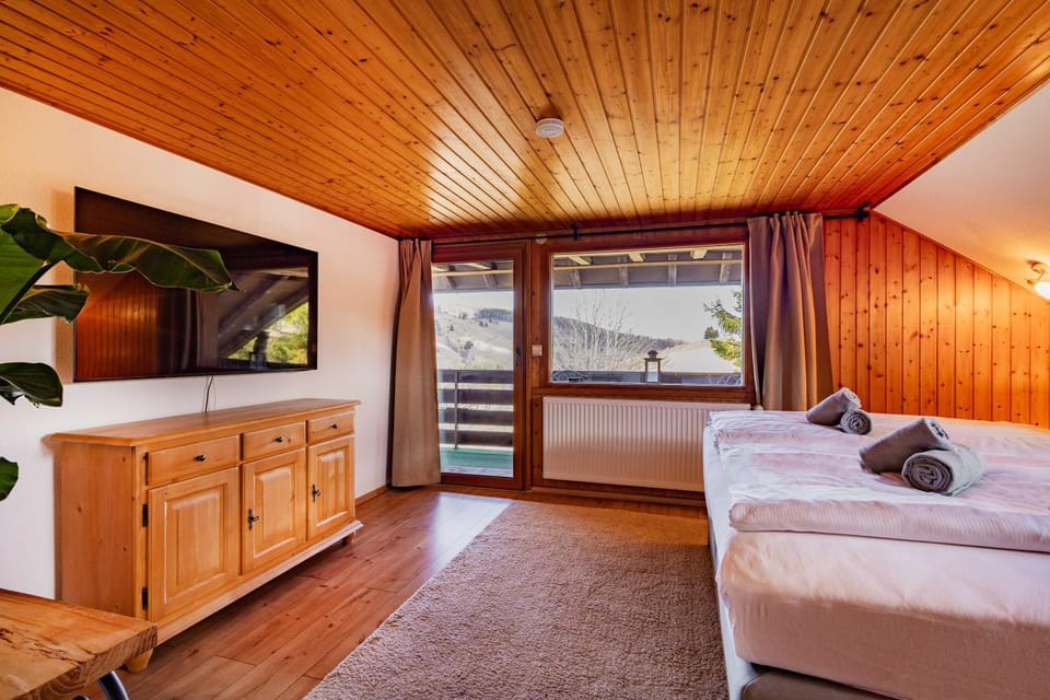 Bed, TV and multimedia, Photo of the whole room, Bedroom