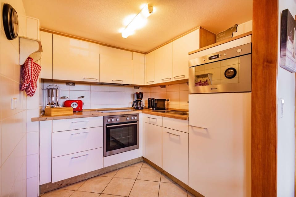 Coffee/tea facilities, Kitchen or kitchenette, dishwasher, oven, stove, toaster