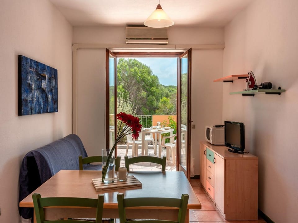 Communal lounge/ TV room, TV and multimedia, Living room, Dining area, microwave, oven