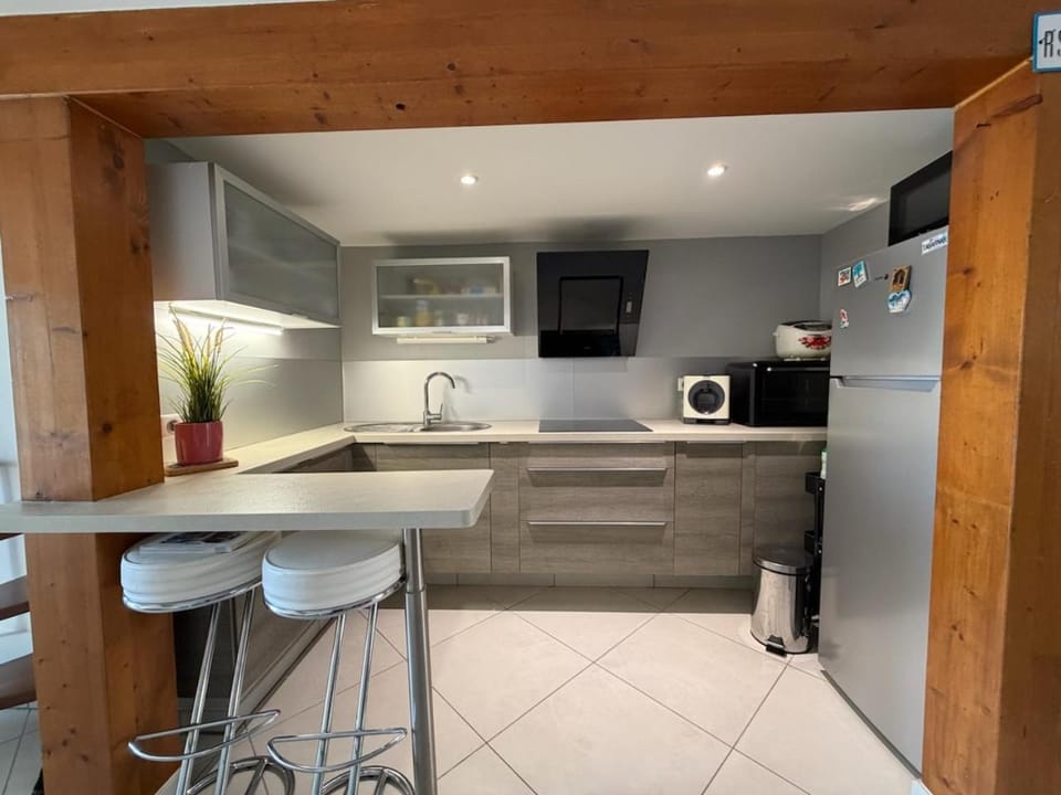 Kitchen or kitchenette, Dining area, minibar