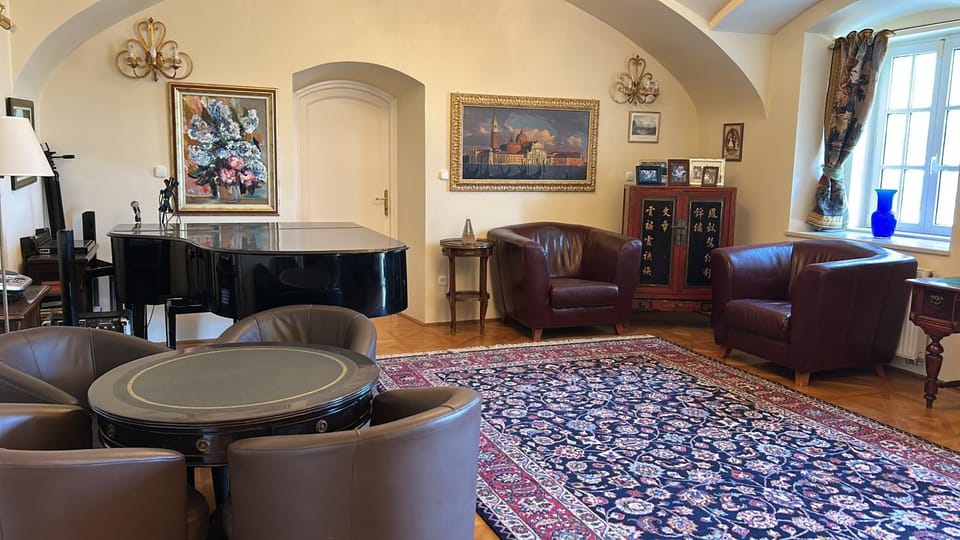 Communal lounge/ TV room