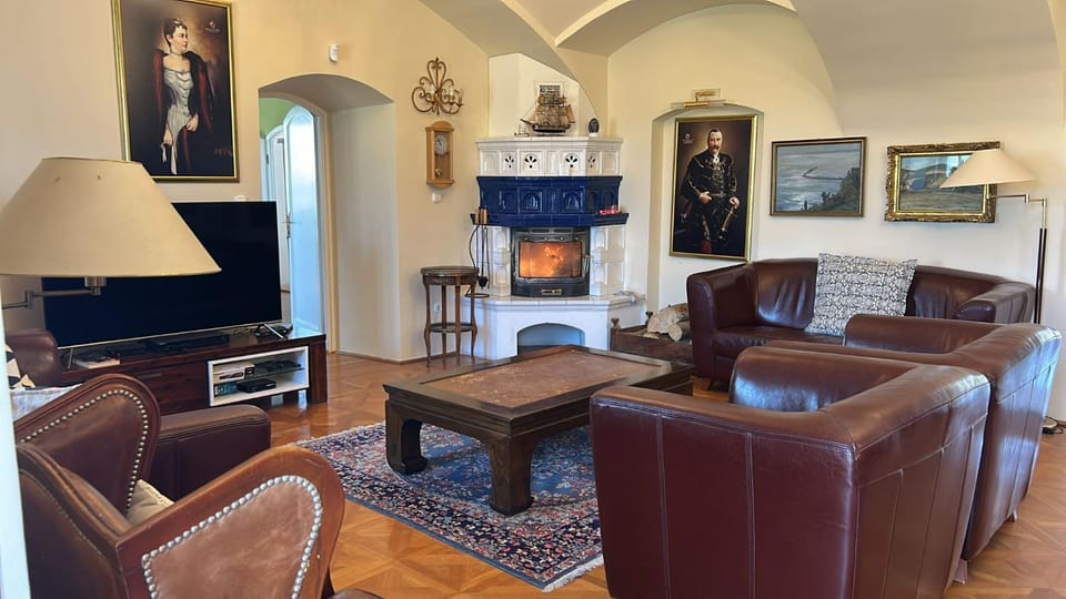 Communal lounge/ TV room