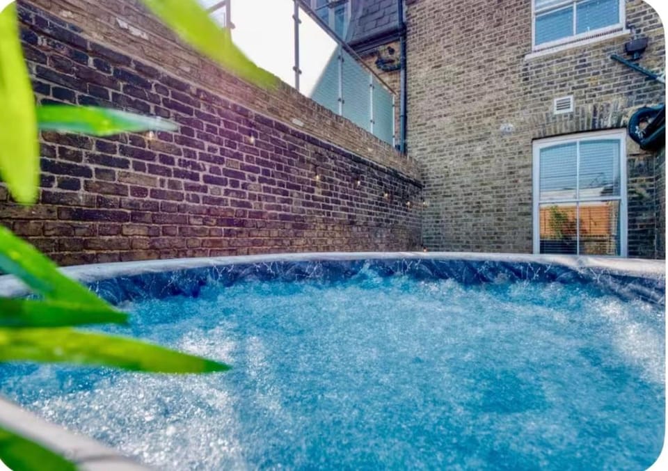 Covent Garden Mews Cottage Luxurious Boutique Brand New renovation 5 Bed Roof Terrace & Jacuzzi House in City of Westminster