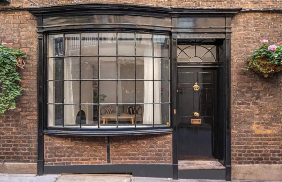Covent Garden Mews Cottage Luxurious Boutique Brand New renovation 5 Bed Roof Terrace & Jacuzzi House in City of Westminster