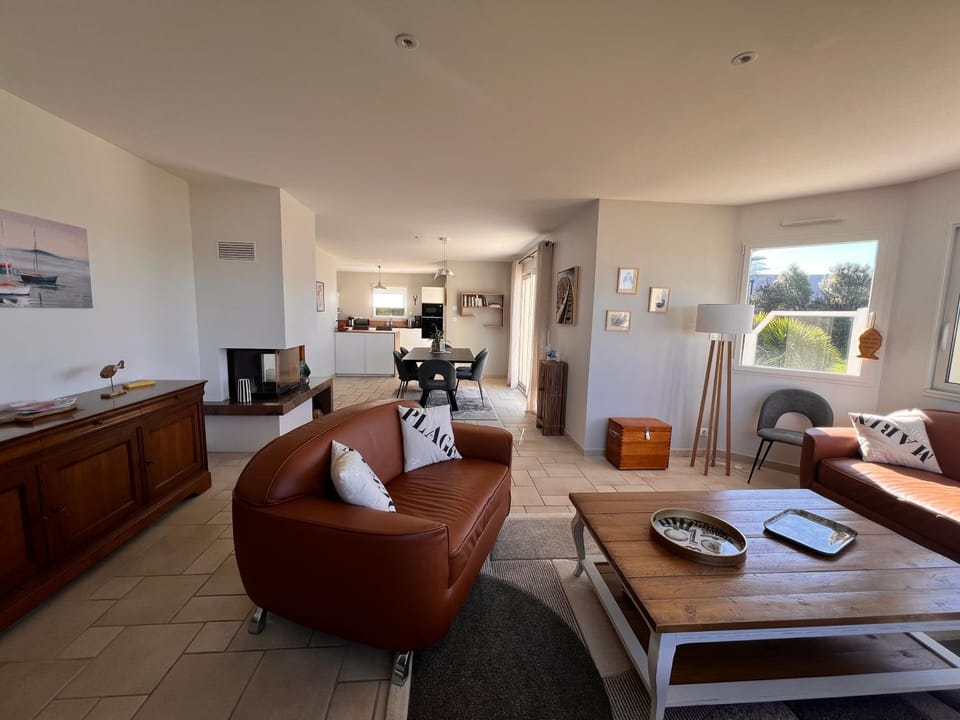 TV and multimedia, Kitchen or kitchenette, Living room, Dining area