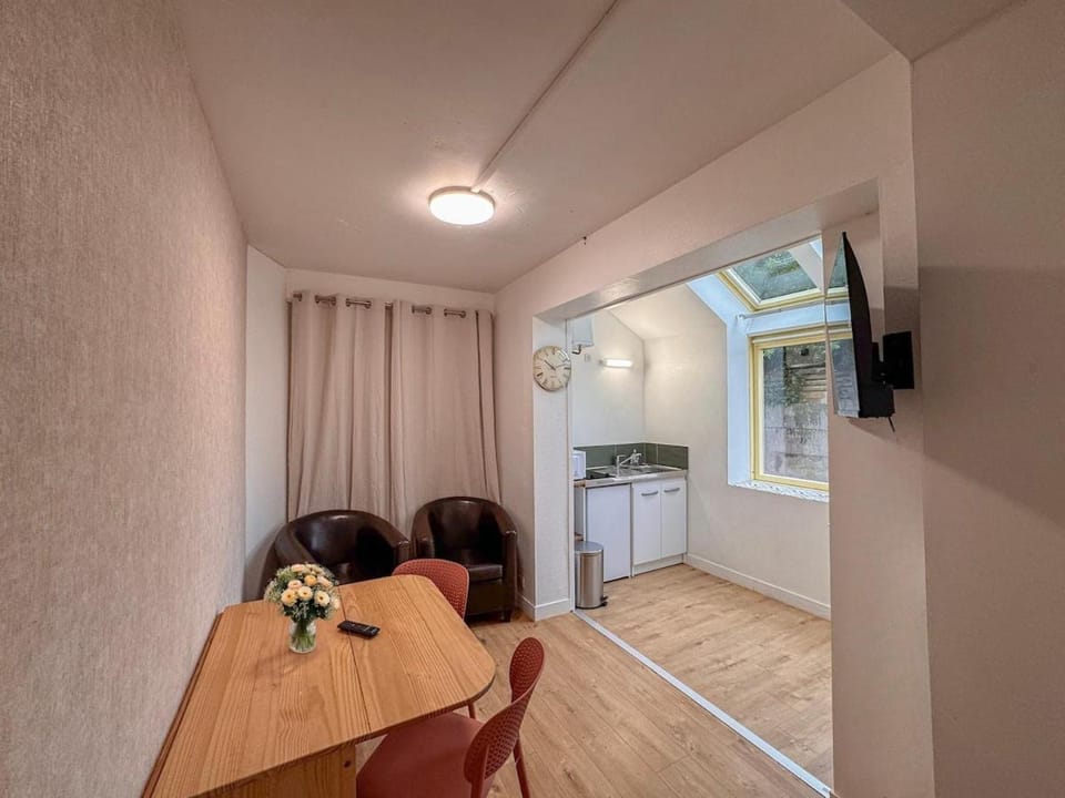 Studio Neuf Centre - Chambre Séparée - Parking Apartment in Bressuire