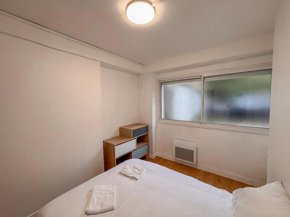 Studio Neuf Centre - Chambre Séparée - Parking Apartment in Bressuire
