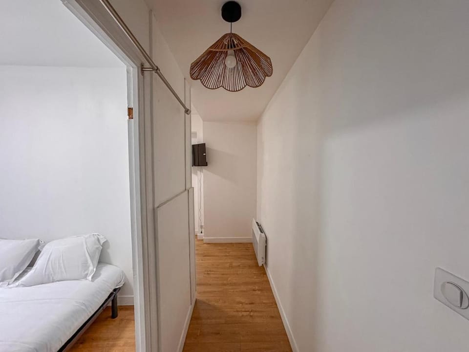 Studio Neuf Centre - Chambre Séparée - Parking Apartment in Bressuire