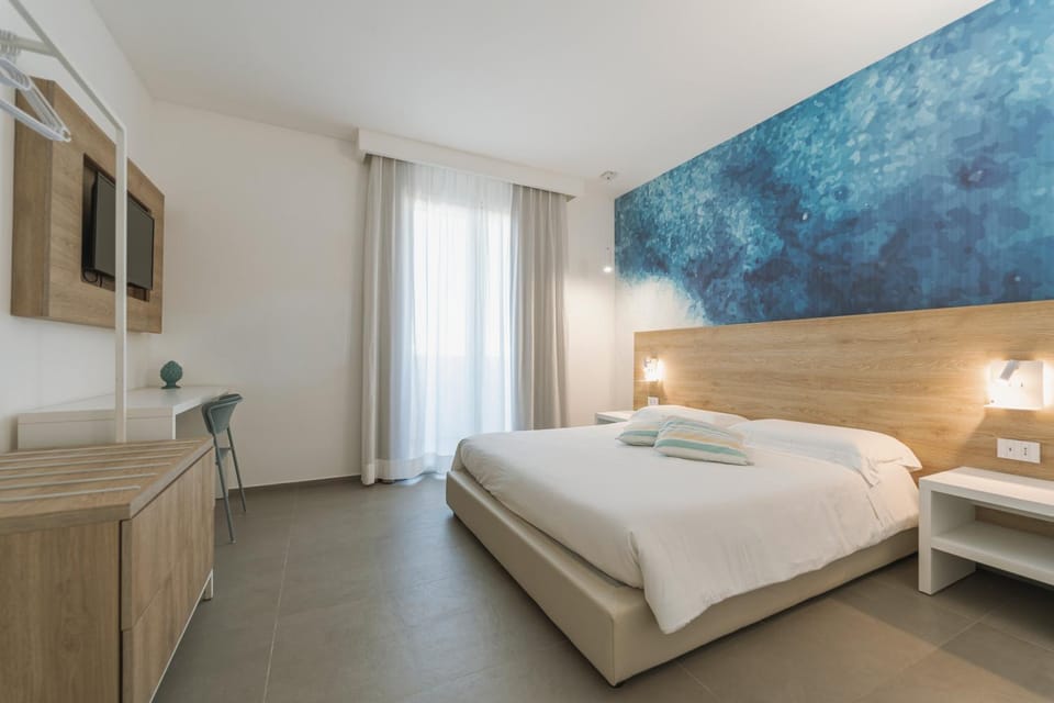 Bed, TV and multimedia, Photo of the whole room, Bedroom