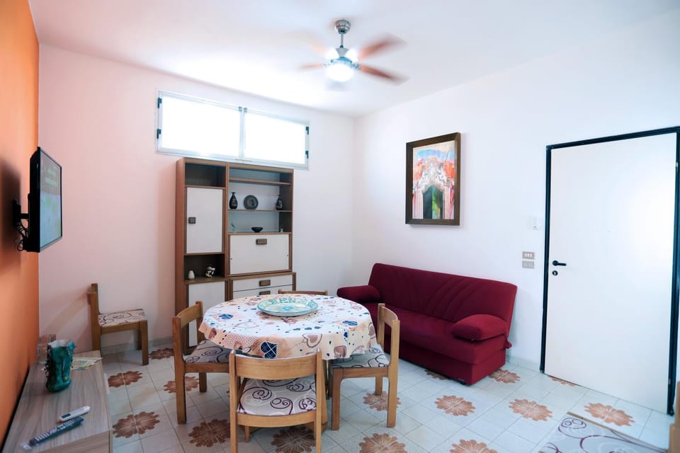 Communal lounge/ TV room, Living room, Dining area