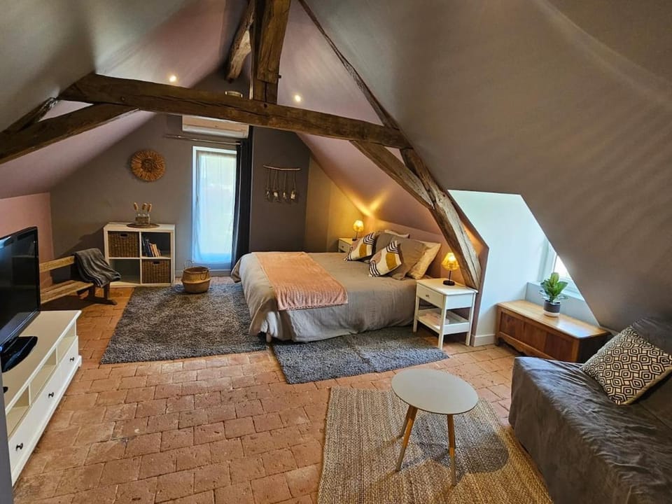 Photo of the whole room, Bedroom