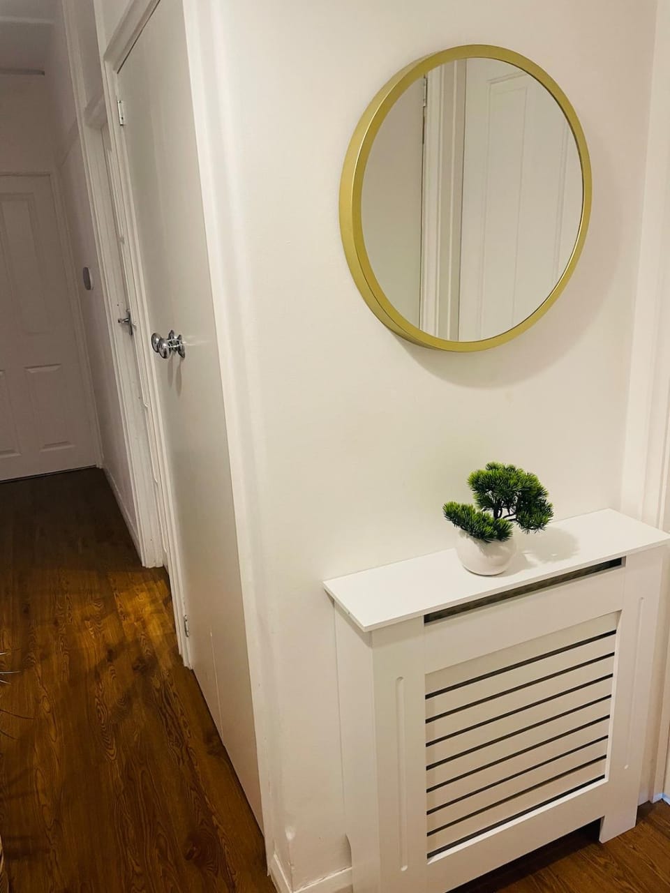 Your Cozy, Prime-Located Home Away From Home Apartment in Bromley