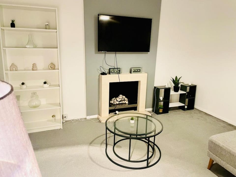 Your Cozy, Prime-Located Home Away From Home Apartment in Bromley
