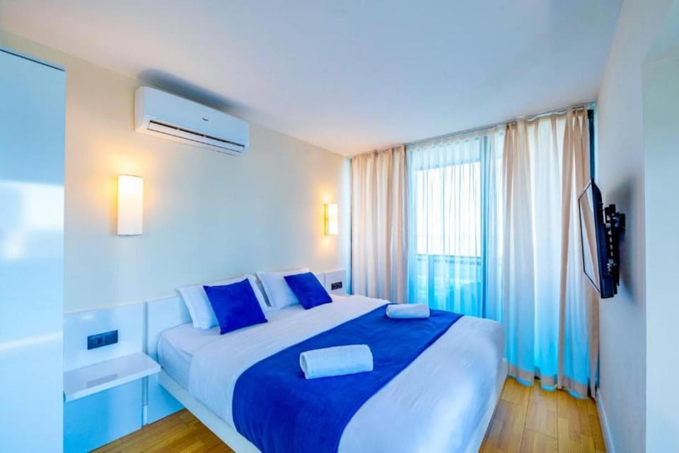 TV and multimedia, Photo of the whole room, Bedroom, towels, air conditioner