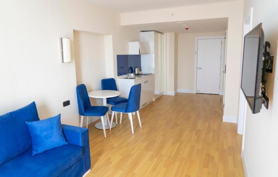 Communal lounge/ TV room, TV and multimedia, Kitchen or kitchenette, Living room, Seating area, Dining area, Evening entertainment, minibar