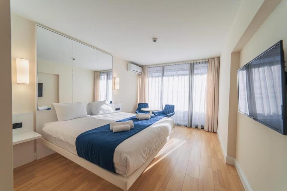 Bed, TV and multimedia, Living room, Photo of the whole room, Seating area, Bedroom