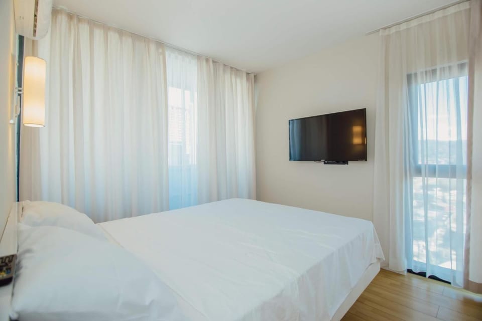 Communal lounge/ TV room, Bed, TV and multimedia, Photo of the whole room, Evening entertainment, Bedroom