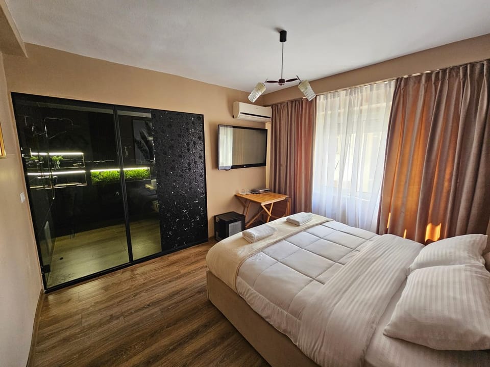 Bed, TV and multimedia, View (from property/room), Photo of the whole room, Bedroom, Quiet street view, air conditioner