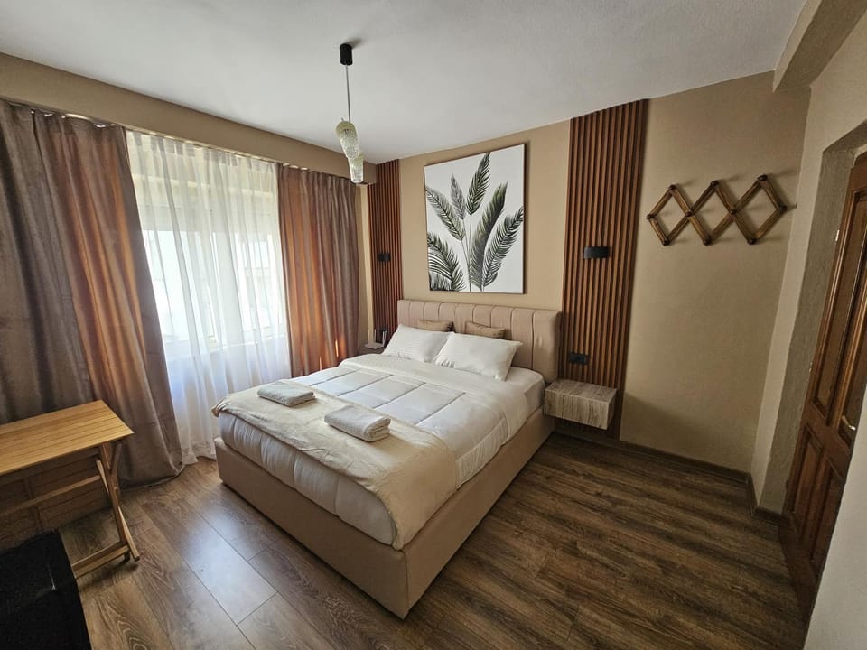 Bed, TV and multimedia, Photo of the whole room, Bedroom, Quiet street view, towels