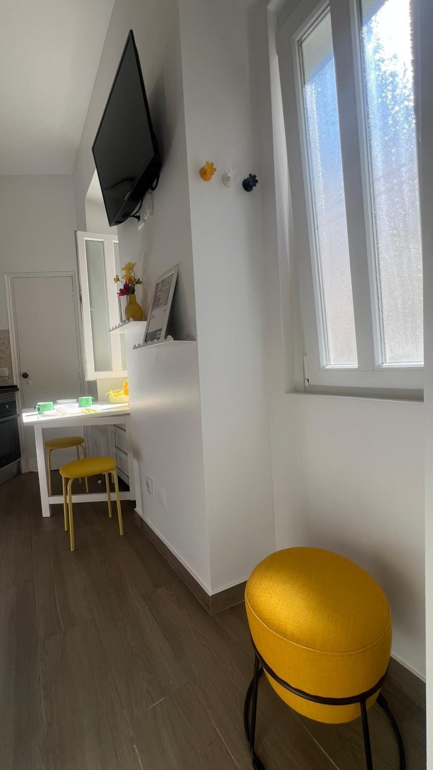 Alcântara Yellow Studio Apartment in Lisbon