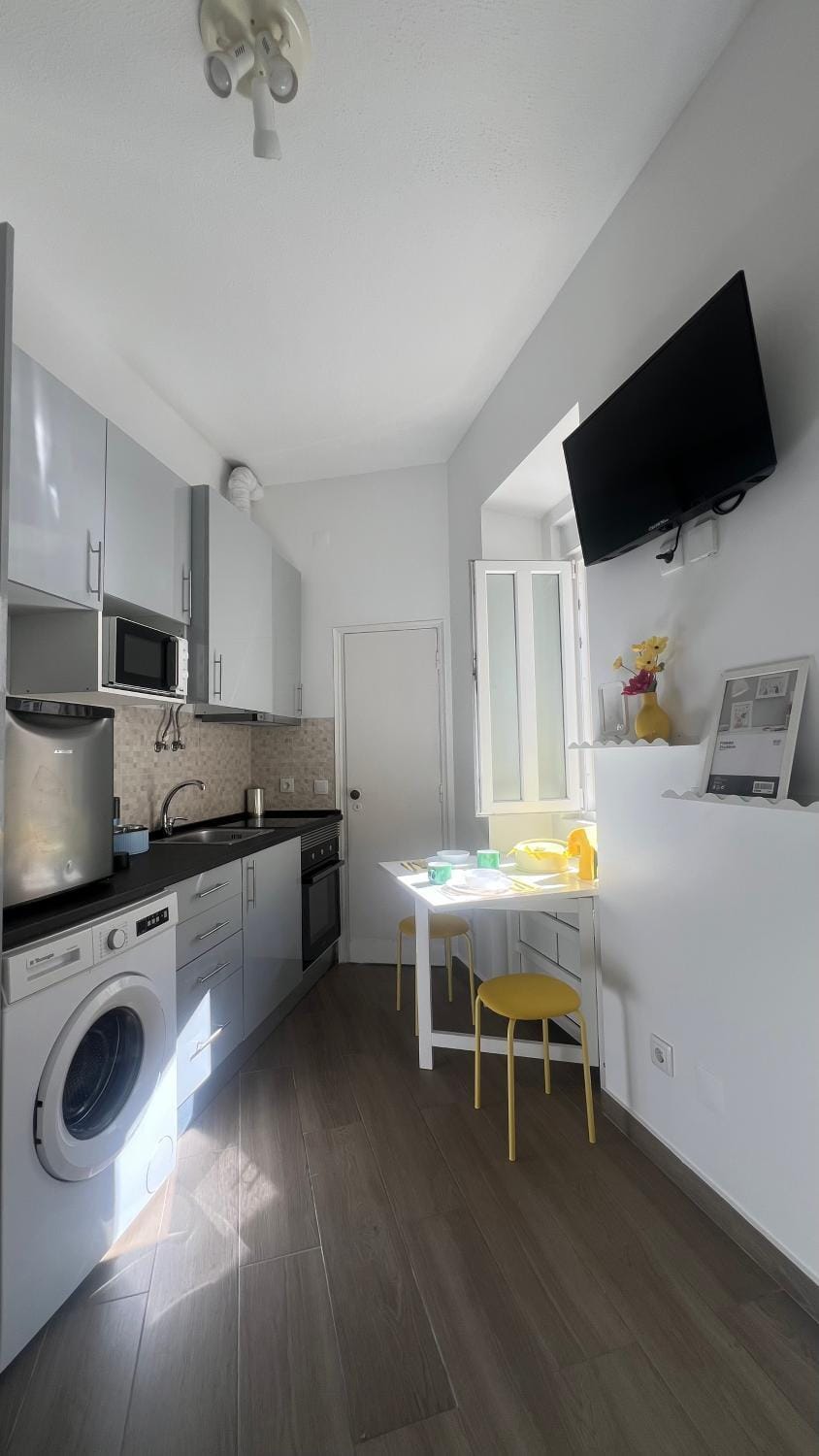 Alcântara Yellow Studio Apartment in Lisbon