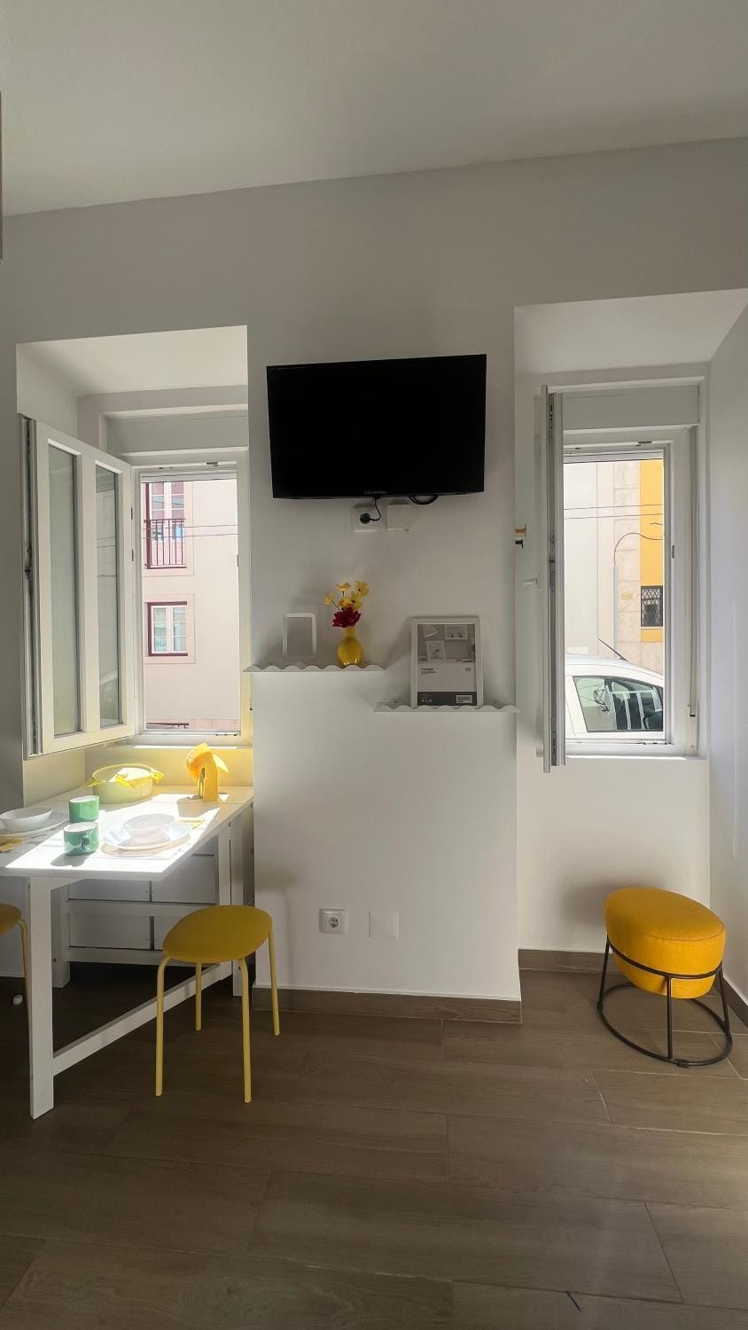 Alcântara Yellow Studio Apartment in Lisbon