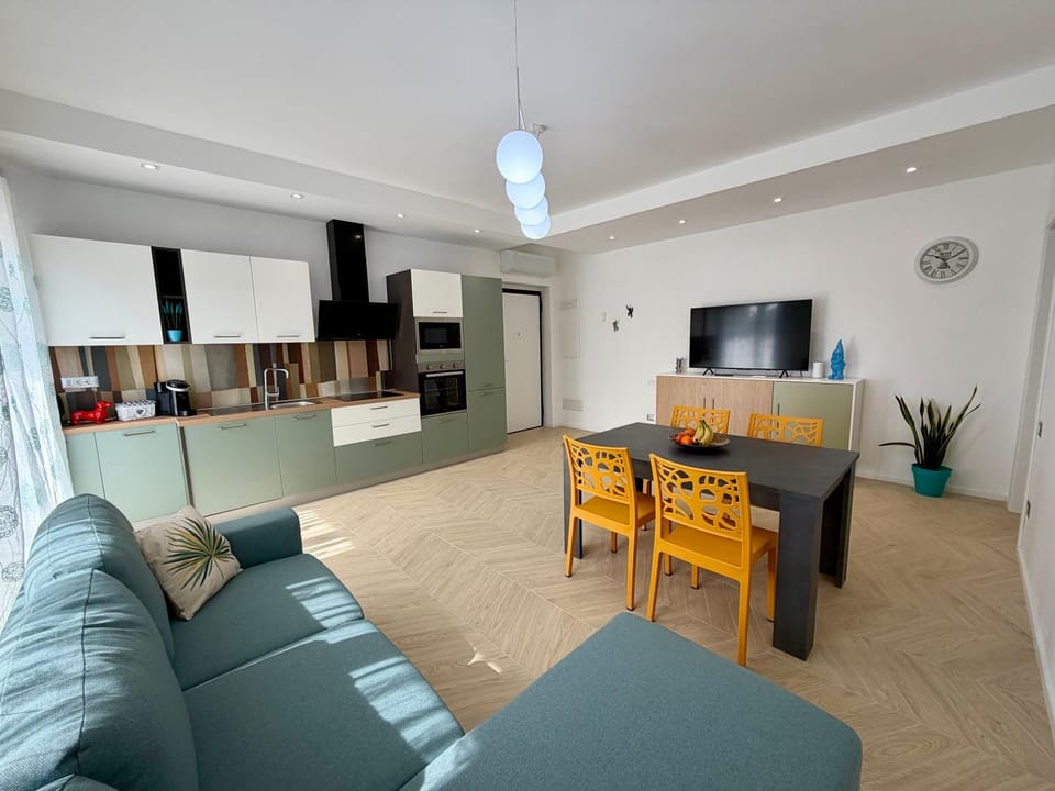 Communal lounge/ TV room, TV and multimedia, Kitchen or kitchenette, Living room, Seating area, Dining area, Evening entertainment
