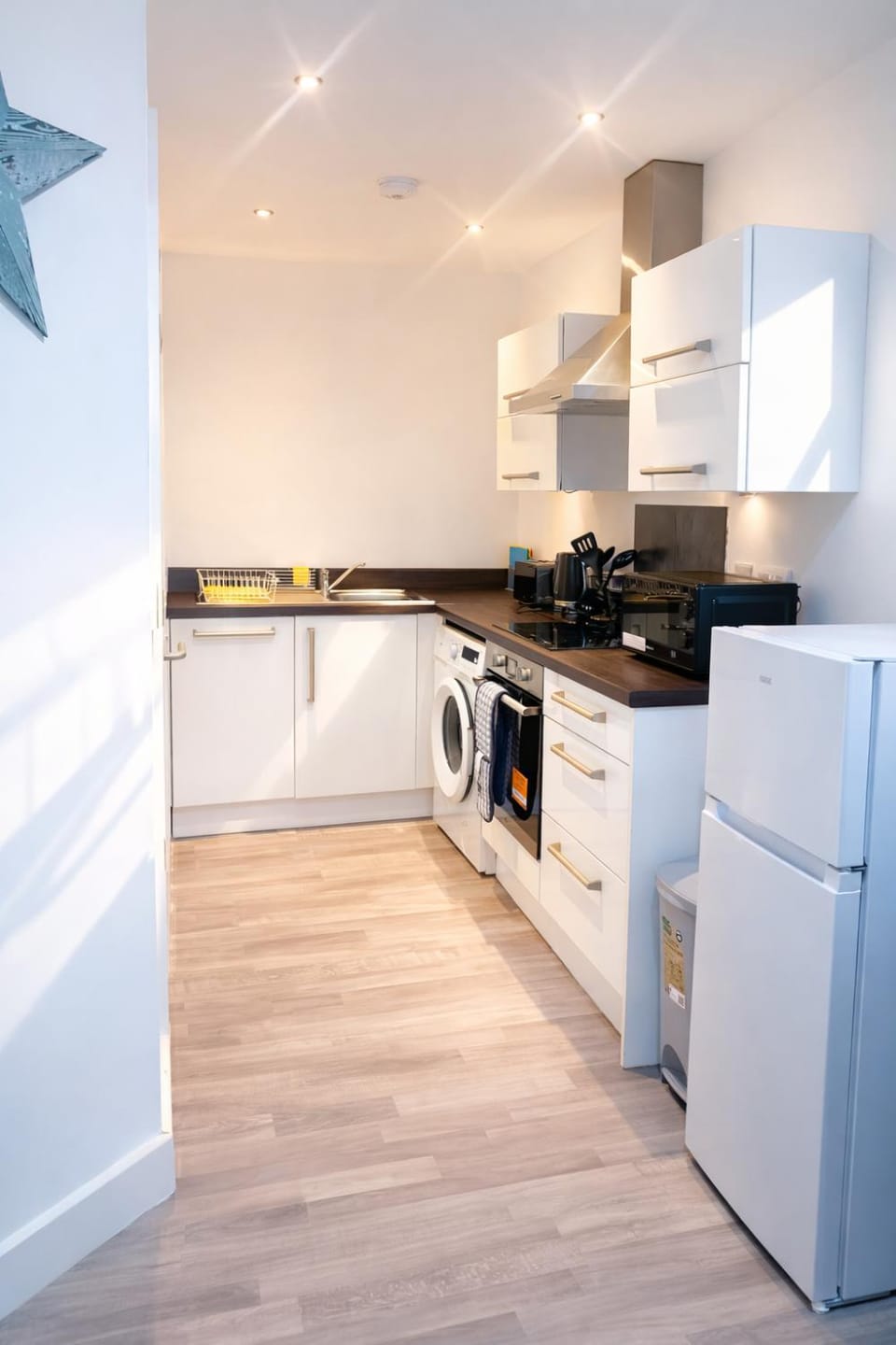 Kitchen or kitchenette, oven, washing machine