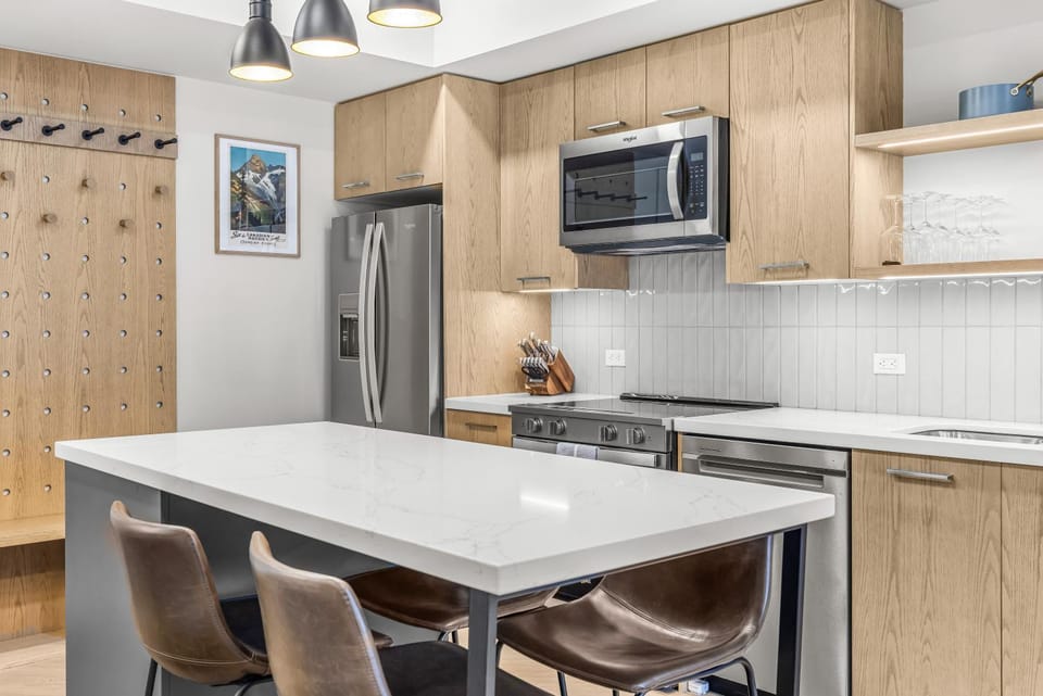 Modern mountain luxury with stunning views Apartment in Canmore