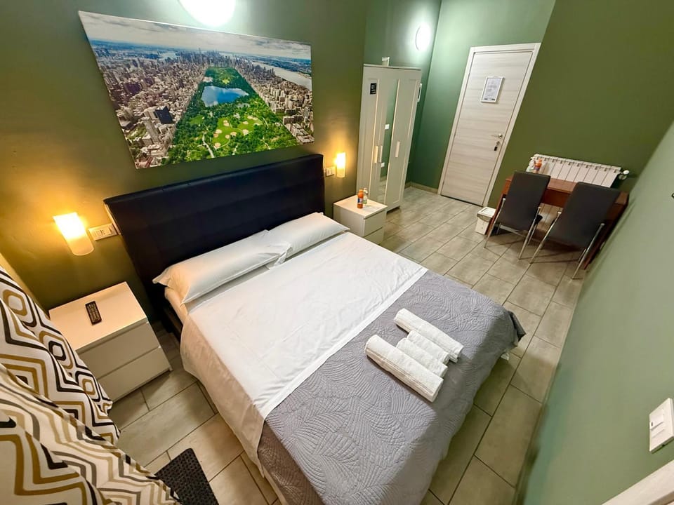 Bed, Bedroom, towels