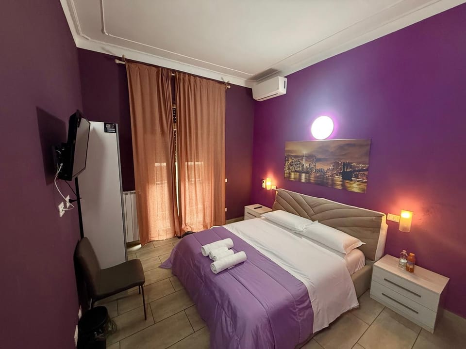 Bed, Photo of the whole room, towels