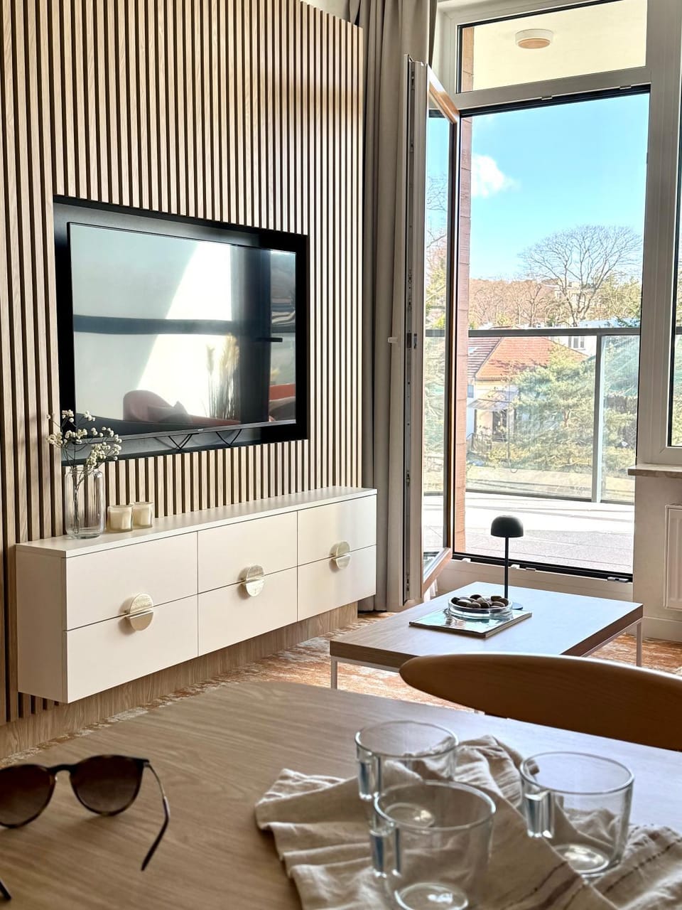 TV and multimedia, Living room, Seating area, Dining area, Evening entertainment, City view