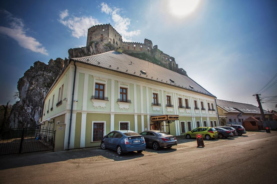 Property building, Facade/entrance, Day, Landmark view, Parking