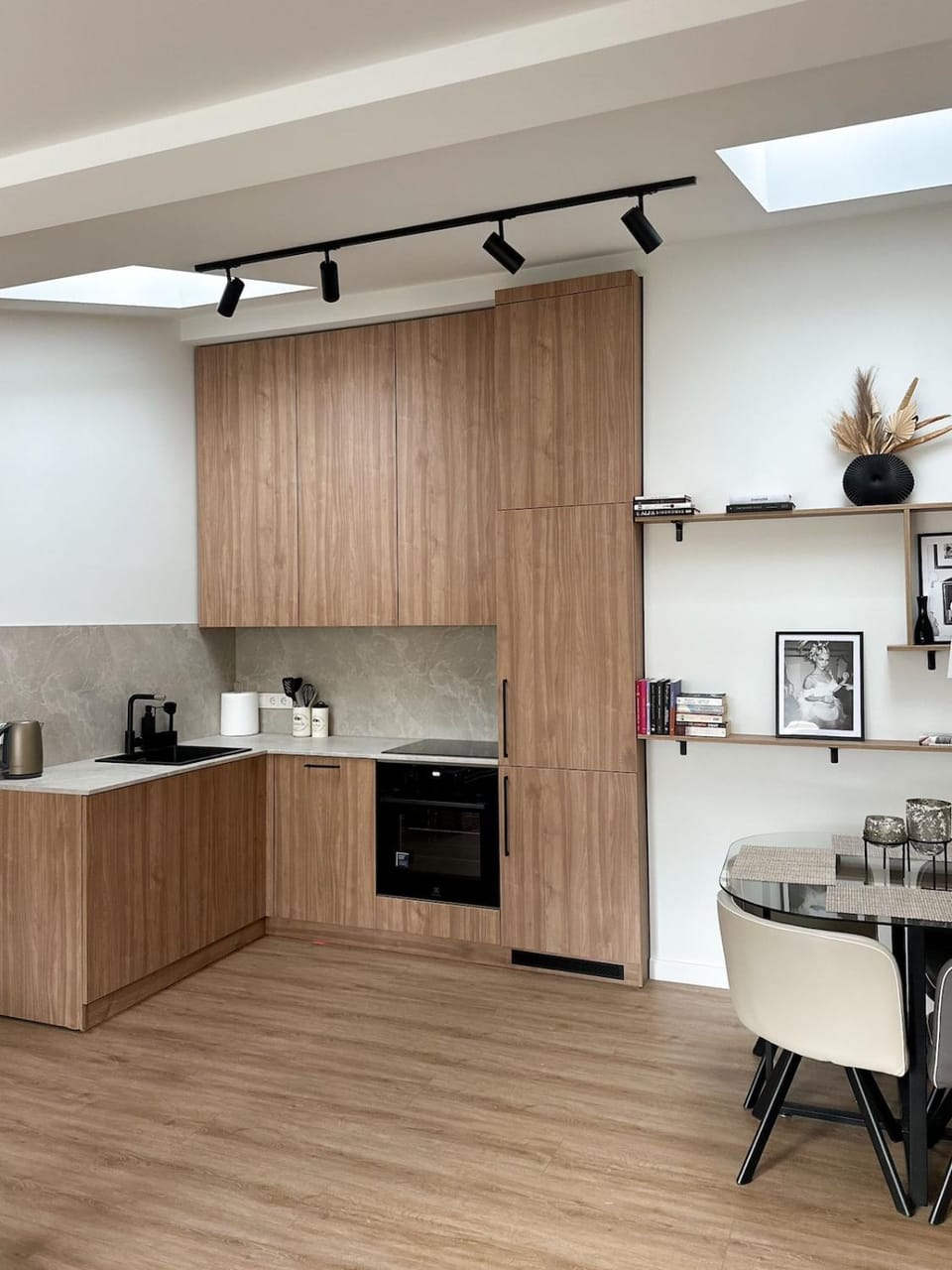 Kitchen or kitchenette, Dining area