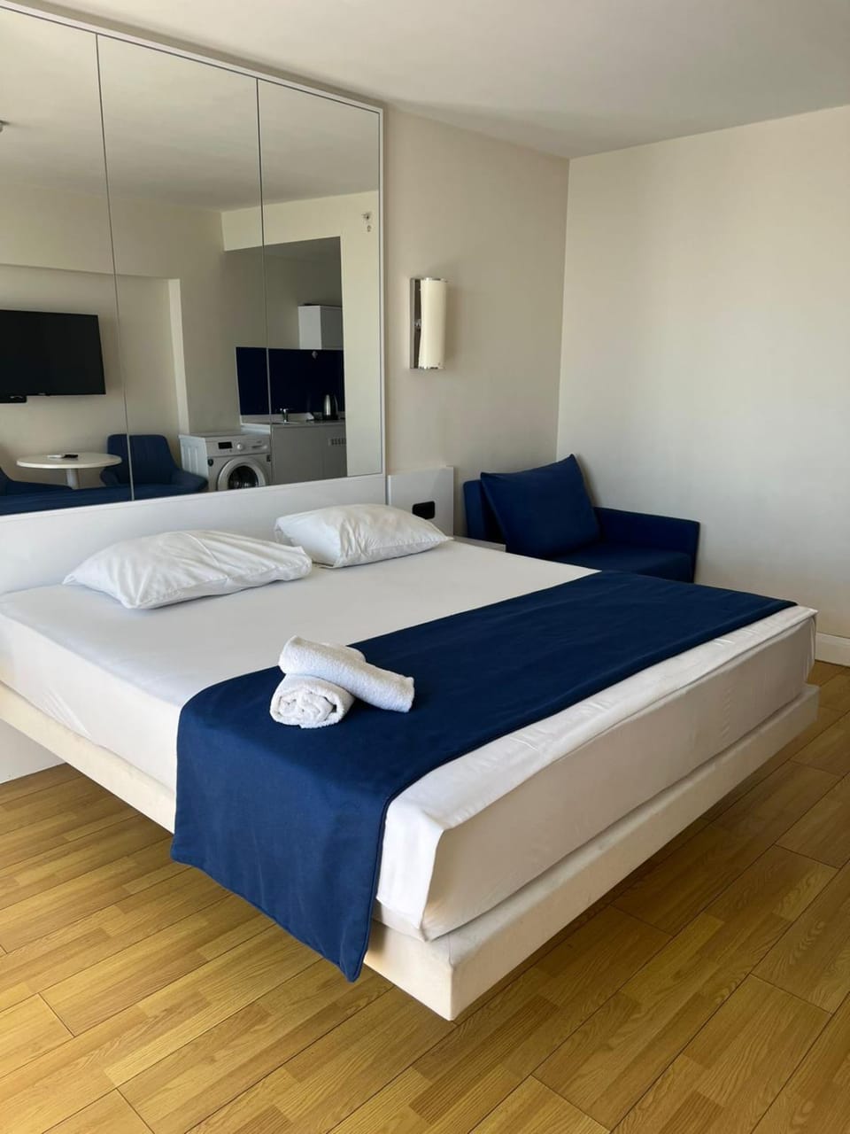Bed, TV and multimedia, Photo of the whole room, Bedroom, towels