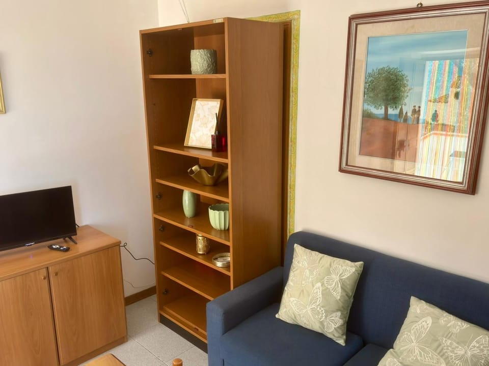 Day, Living room, Seating area