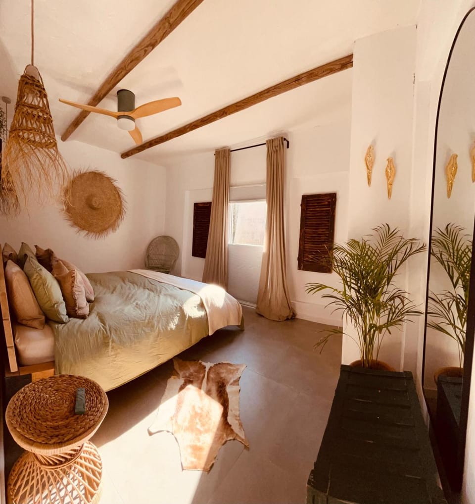 Photo of the whole room, Bedroom