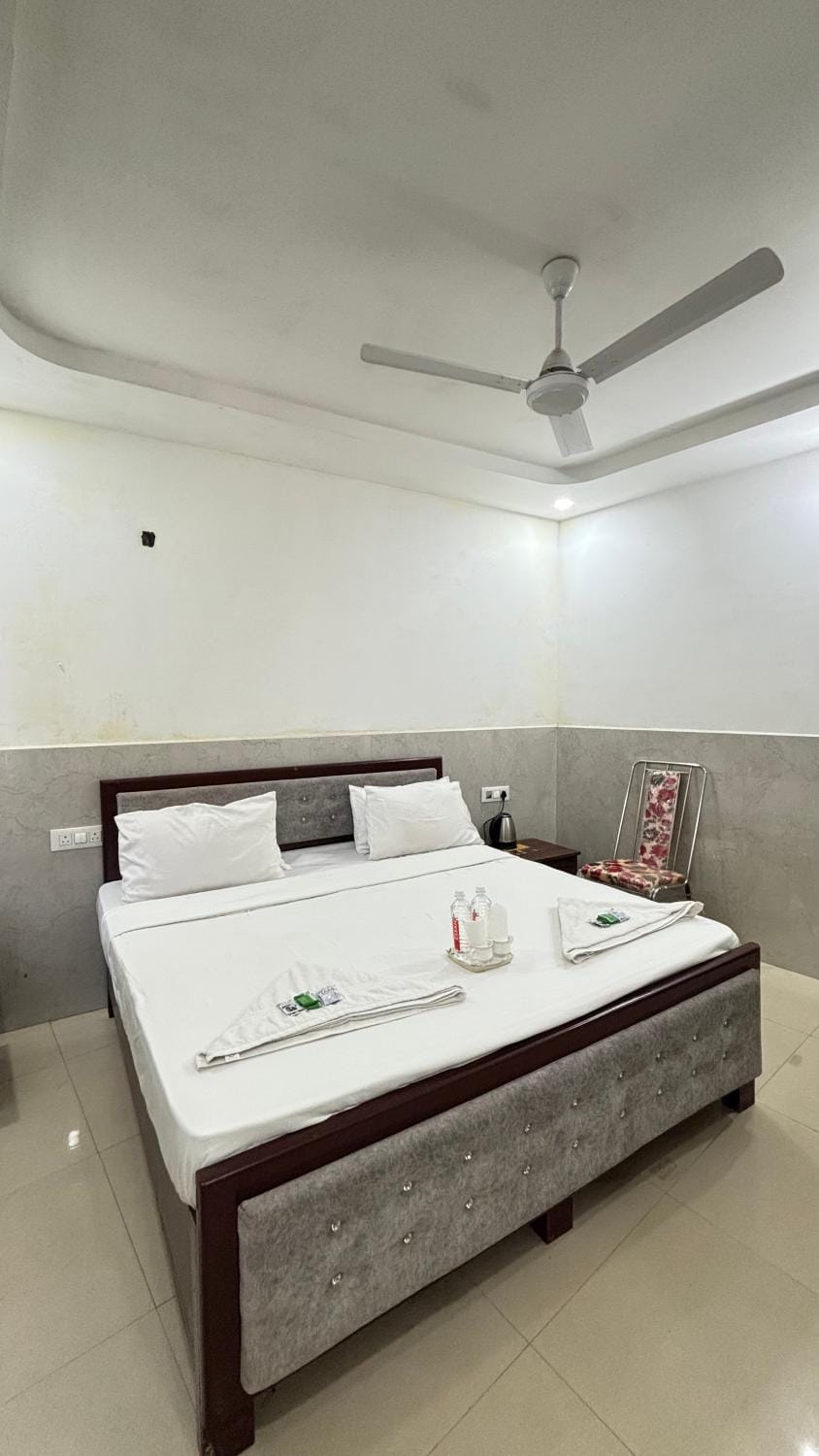 Bed, Property logo or sign, Coffee/tea facilities, View (from property/room), Photo of the whole room, Seating area, Bedroom, Breakfast, group of guests, Family, room service, towels, VIP, VIP, wardrobe, laundry, air conditioner