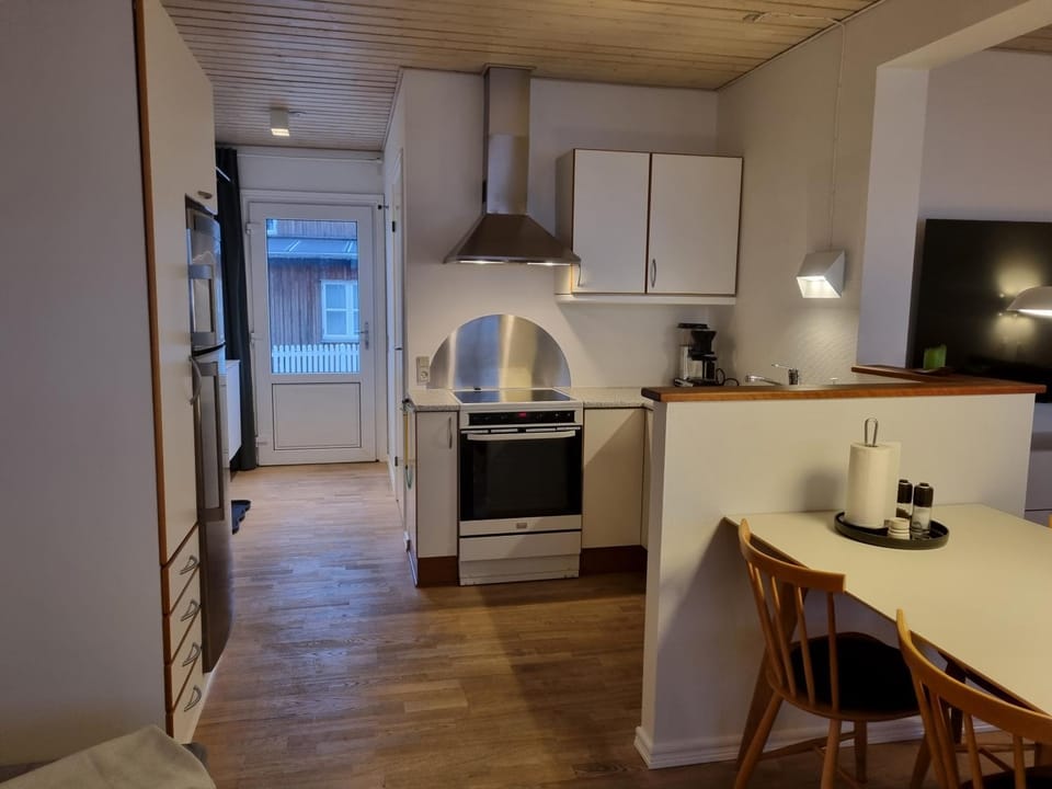 Coffee/tea facilities, Kitchen or kitchenette, Dining area, dishwasher, flat iron, microwave, oven, stove, toaster, wardrobe, kitchen