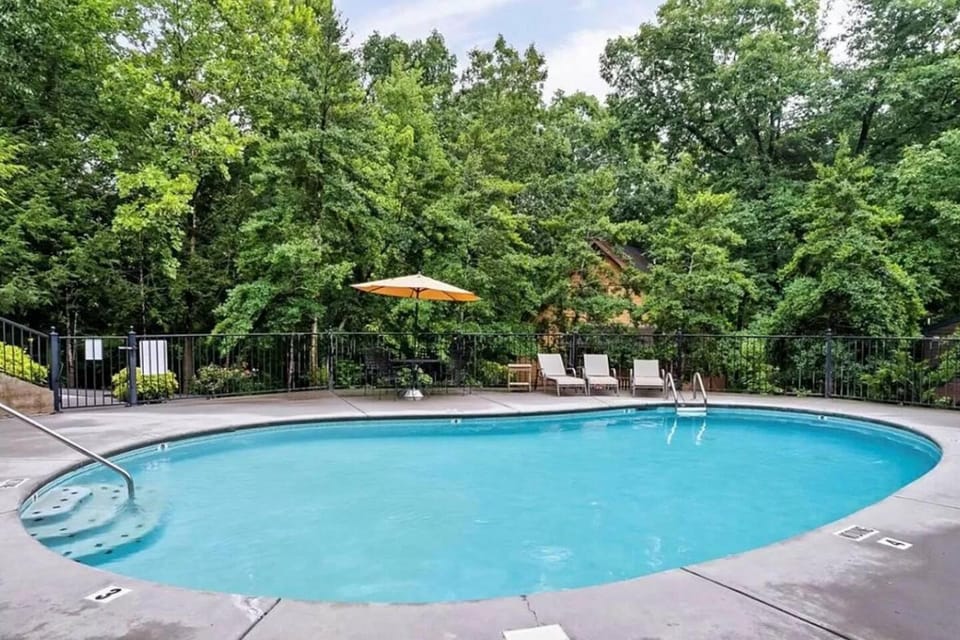 Sleeps 8 Near Dollywood - Hot Tub, Arcade & Community Pool Chalet in Pigeon Forge