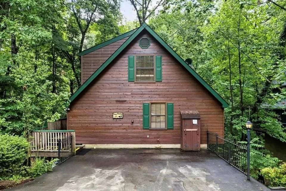 Sleeps 8 Near Dollywood - Hot Tub, Arcade & Community Pool Chalet in Pigeon Forge