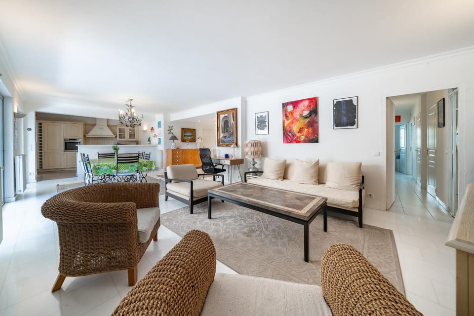 TV and multimedia, Kitchen or kitchenette, Living room, Seating area, kitchen
