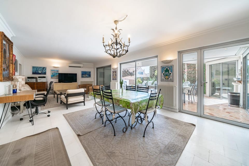 TV and multimedia, Kitchen or kitchenette, Living room, Seating area, Dining area