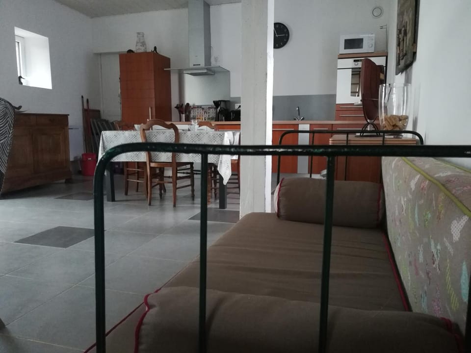 Kitchen or kitchenette, Living room, Lounge or bar, Seating area, Dining area, minibar, pet friendly, stove